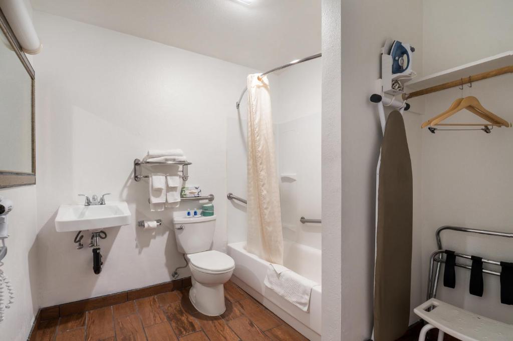 Rodeway Inn & Suites Hwy 217 & 26 W - 