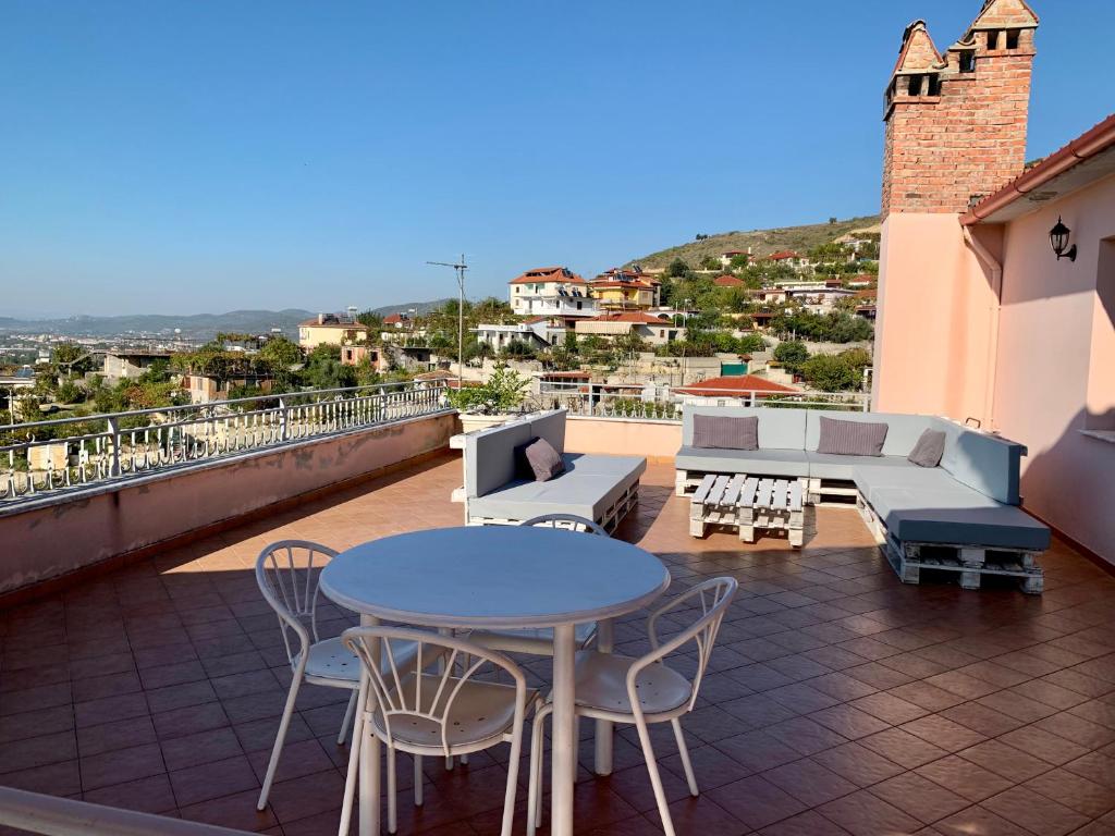 Balkón nebo terasa v ubytování Guesthouse Villa Rosa Berat