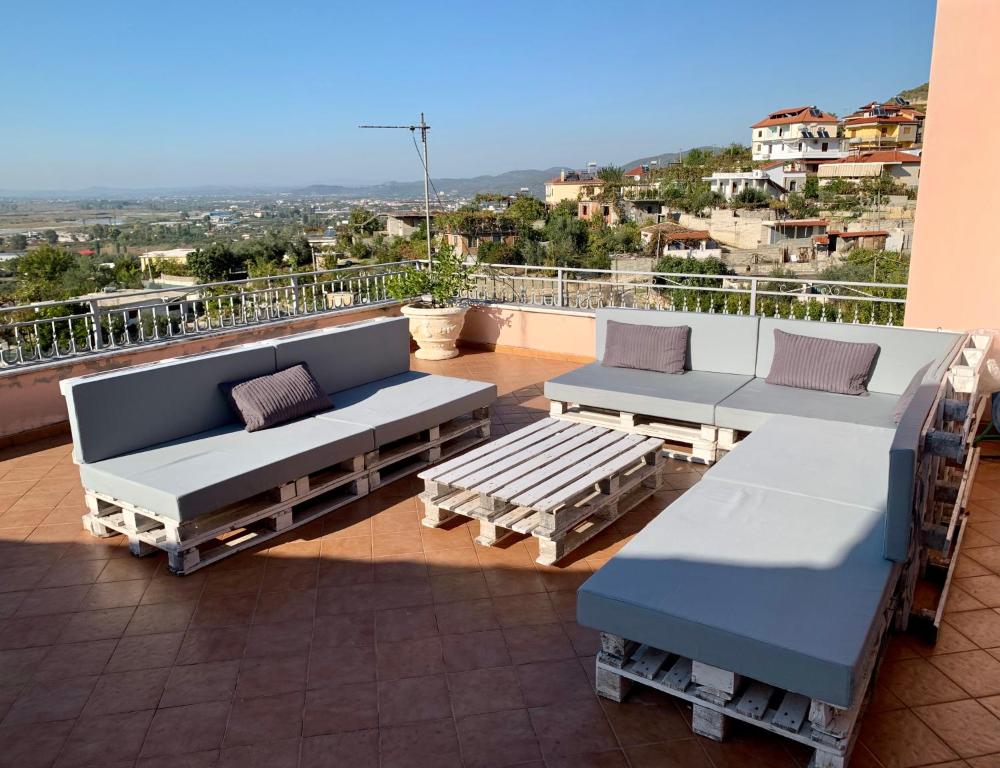 Balkón nebo terasa v ubytování Guesthouse Villa Rosa Berat