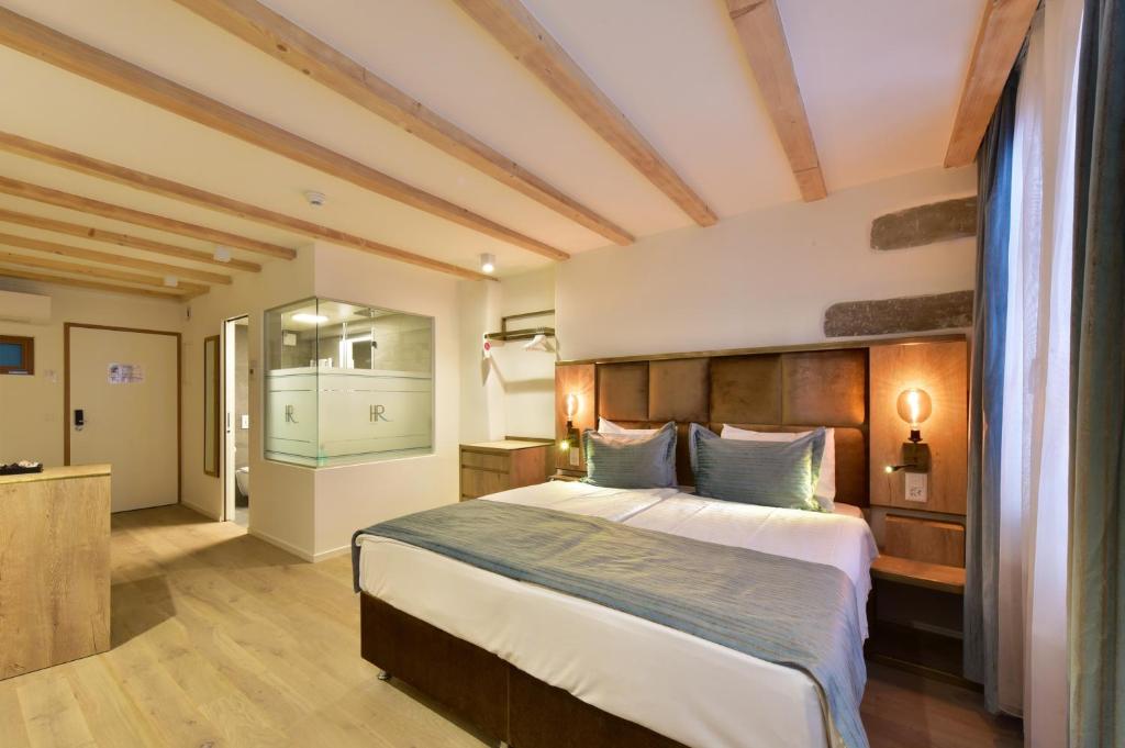 Postel nebo postele na pokoji v ubytování Hôtel Rousseau Plus