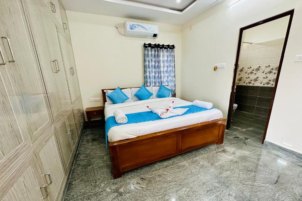 TrueLife - Bhavya Manor - Breakfast Included - 2500 SFT Modern homes with Garden - Panorama Tirumala Mountain View - Peaceful Location - Fast WiFi - Many restaurants nearby - Large hall, AC bedrooms, Kitchen - Android TV - Top service with lots of Love photo