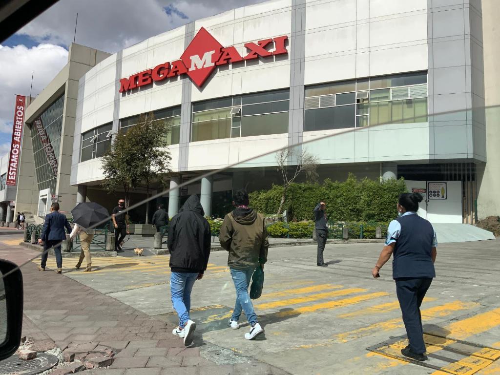 un grupo de personas caminando delante de un edificio en Serenity Inn, en Quito