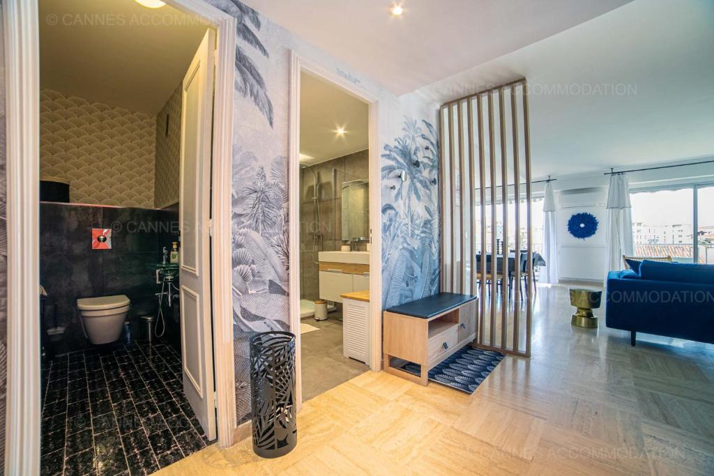 une salle de bain avec un lavabo et des toilettes dans une chambre dans l'établissement Palais Azur, à Cannes