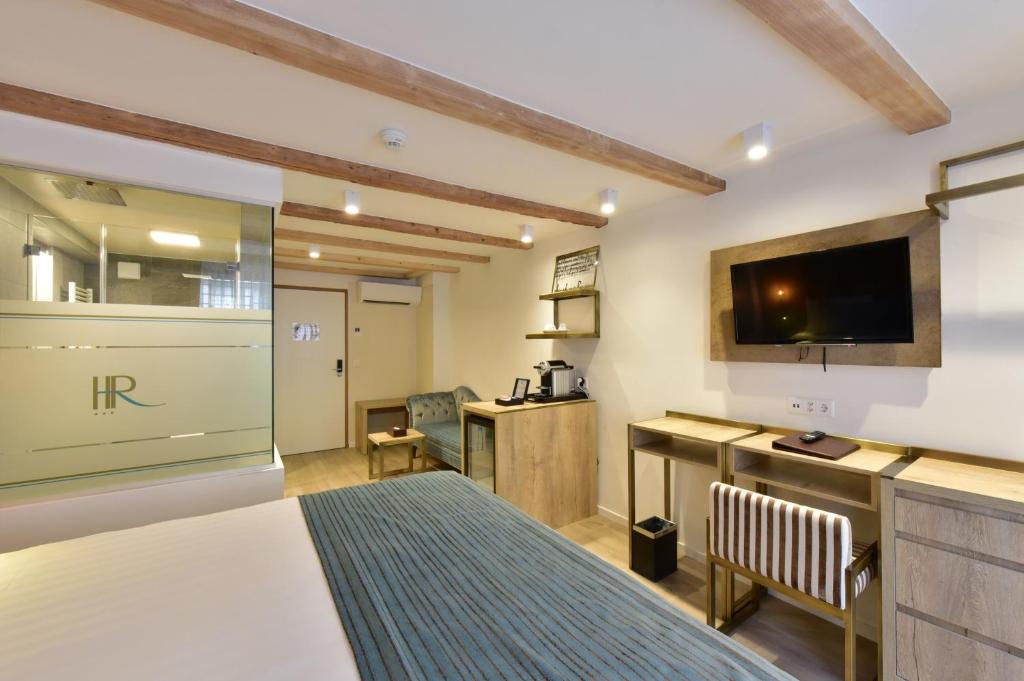Kuchyň nebo kuchyňský kout v ubytování Hôtel Rousseau Plus