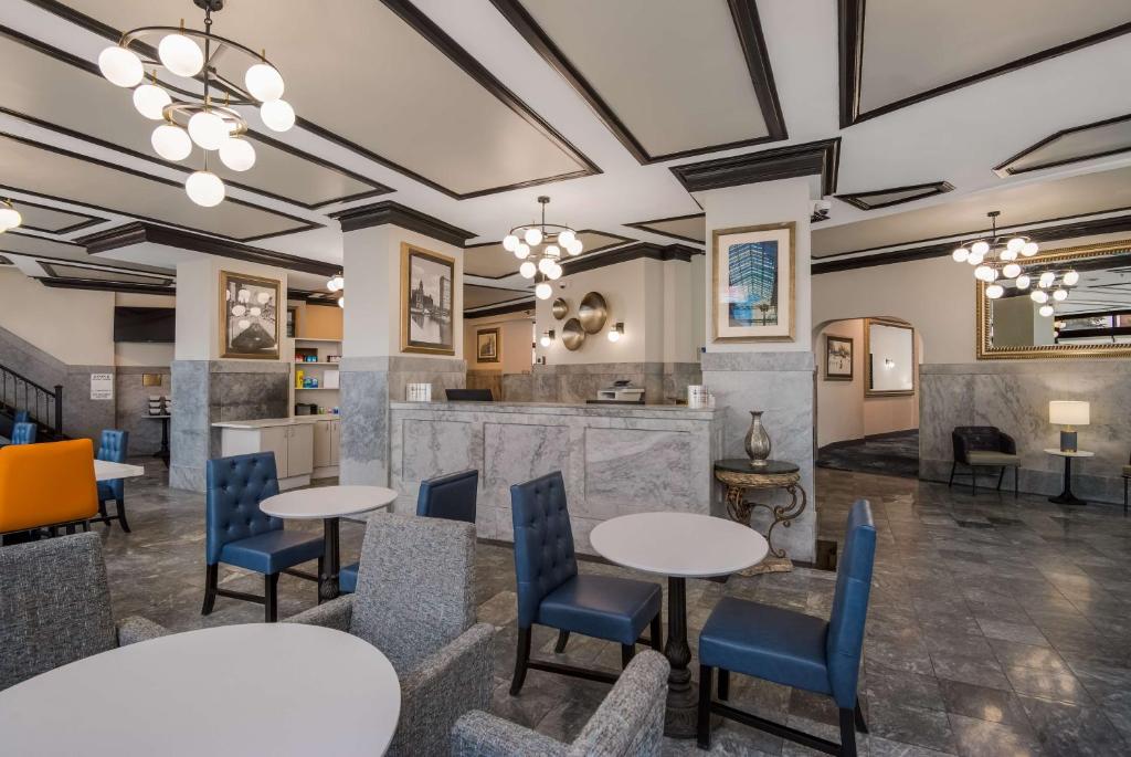 een lobby met tafels en stoelen en een bar bij Best Western Syracuse Downtown Hotel and Suites in Syracuse