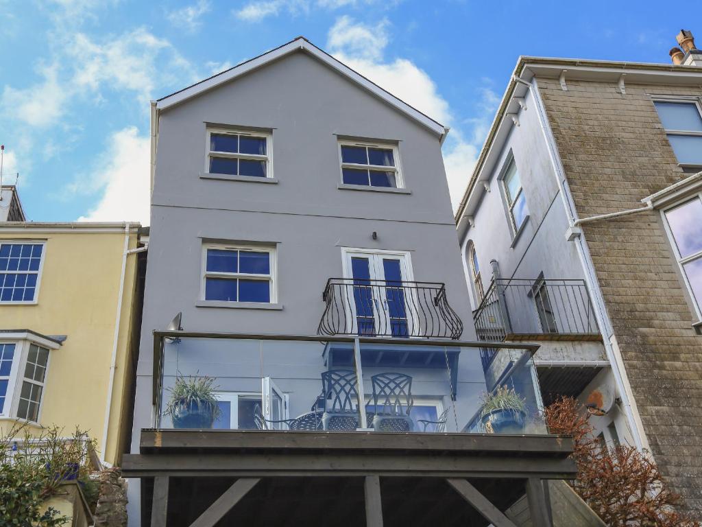 ein großes weißes Haus mit Balkon in der Unterkunft 29 Above Town in Dartmouth