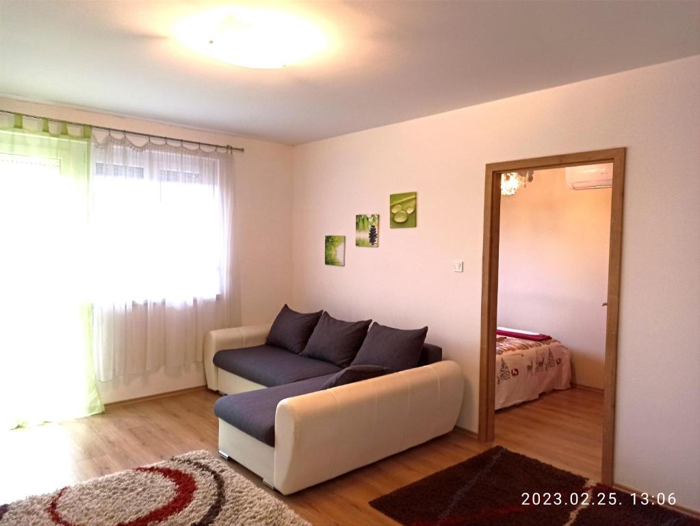 sala de estar con sofá y espejo en Nagyerdő - Simonyi út, en Debrecen