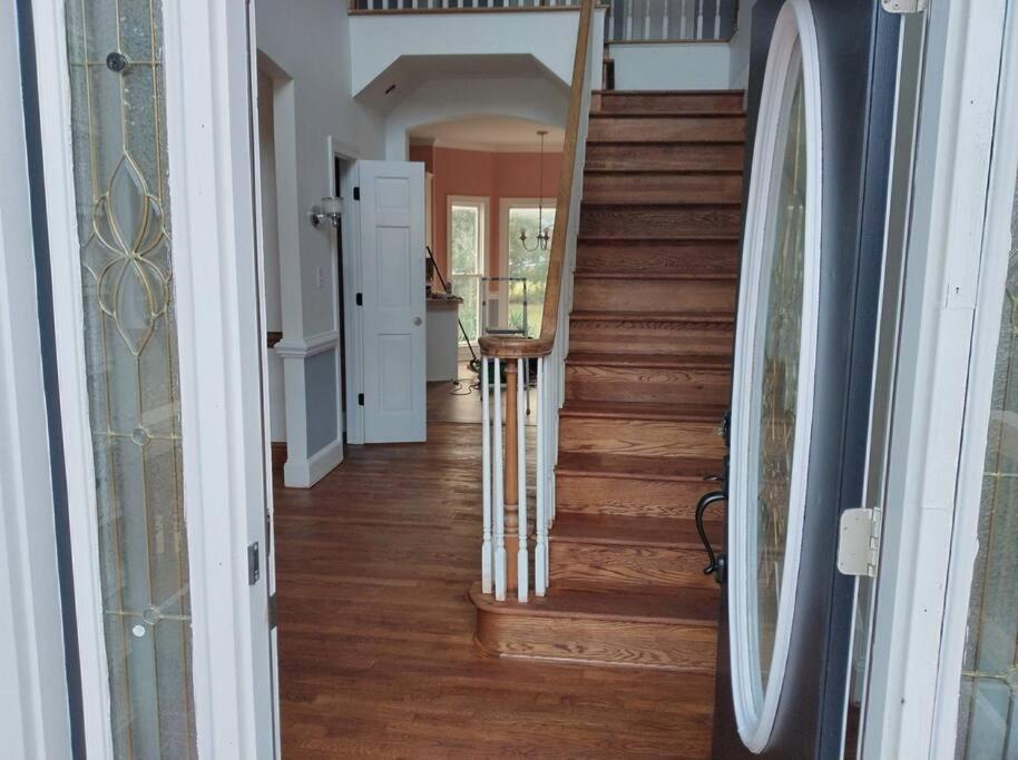 Newly Renovated home in A Beautiful Peaceful Neighborhood في Winterville: مدخل منزل مع حقيبة درج