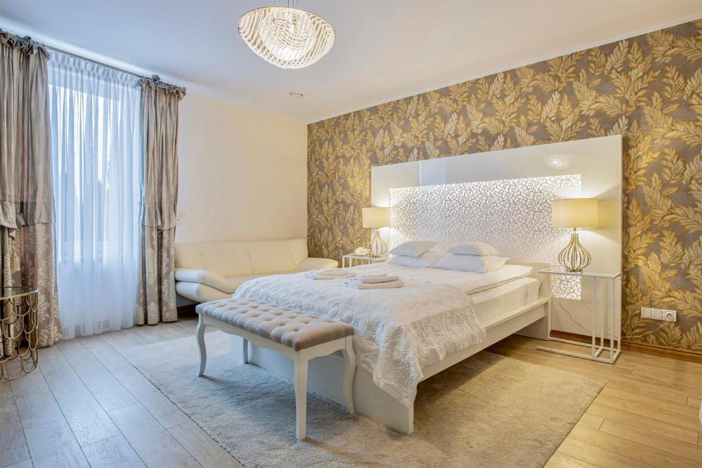 克盧奇堡的住宿－Restauracja Joanna，卧室配有一张白色的大床和一张沙发。