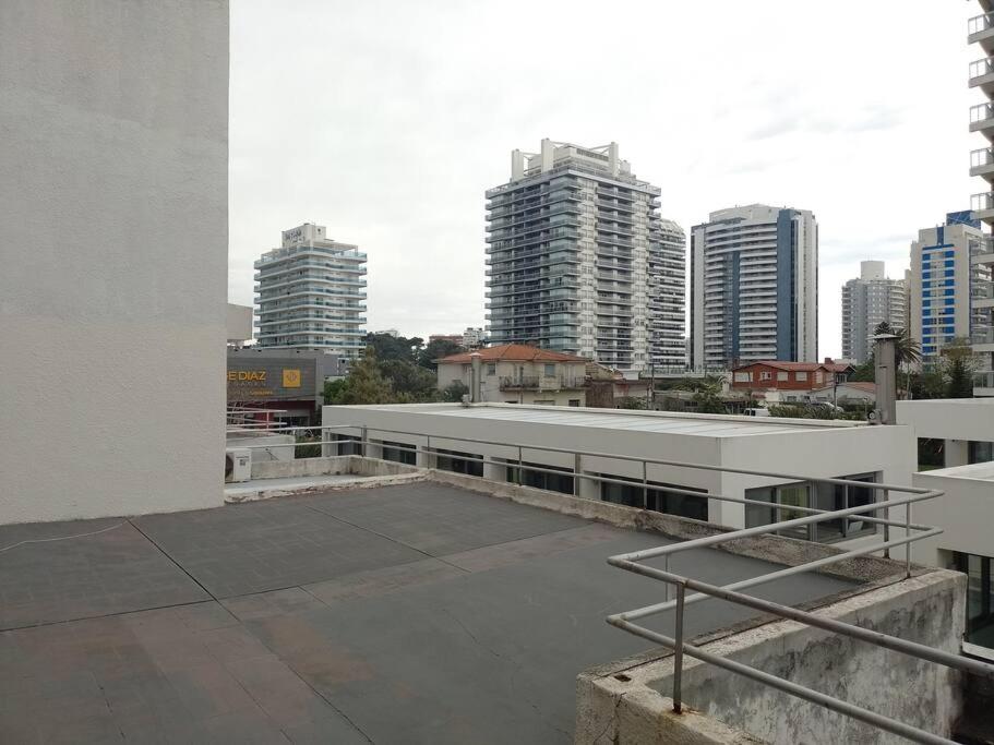 vistas al perfil urbano y edificios altos en Apartamento con garage dos cuadras de los dedos, en Punta del Este