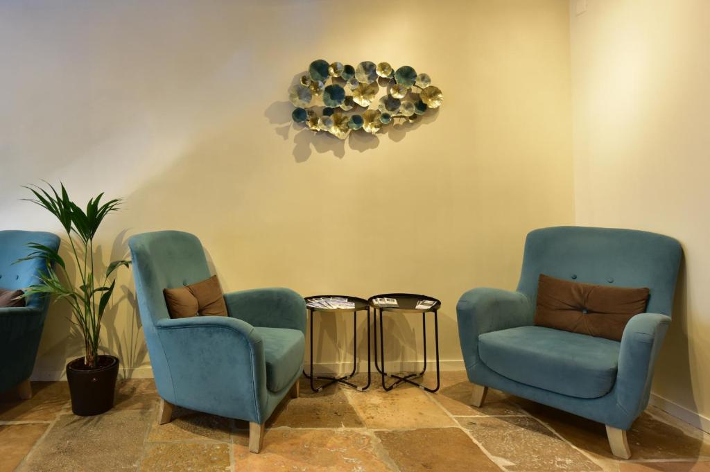 Posezení v ubytování Hôtel Rousseau Plus