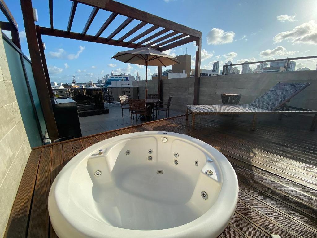 a bath tub sitting on top of a roof at Bela Hospedagem - EcoSummer Cobertura em Tambaú in João Pessoa