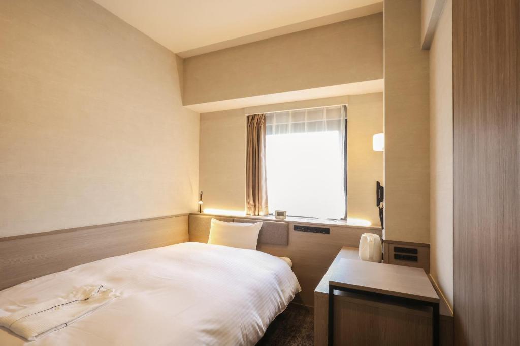 Postel nebo postele na pokoji v ubytování SK HOTEL Kobe Ekimae