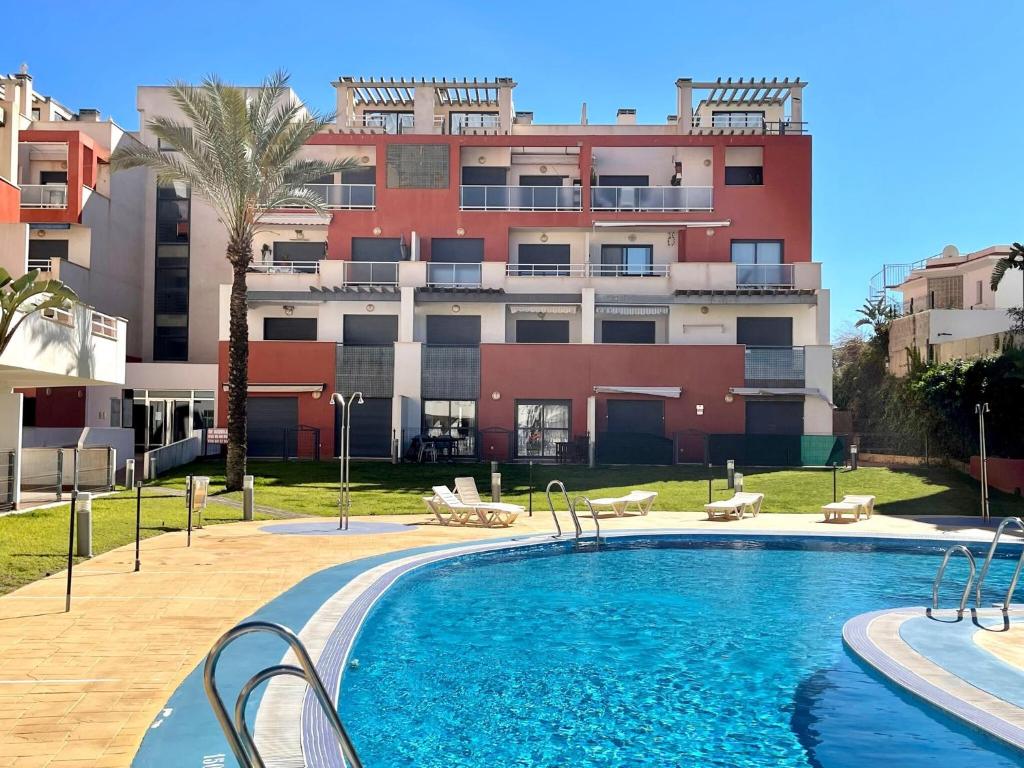 basen przed budynkiem w obiekcie Apartment near beach with pools in Spain w mieście Los Amarguillos