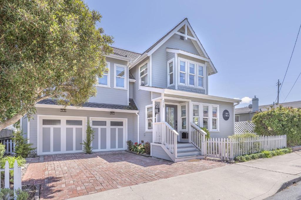 una casa blanca con una valla blanca delante de ella en 3813 Point Break home, en Pacific Grove