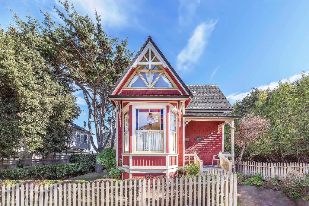 una pequeña casa con una valla delante de ella en 3812 Little House home, en Pacific Grove