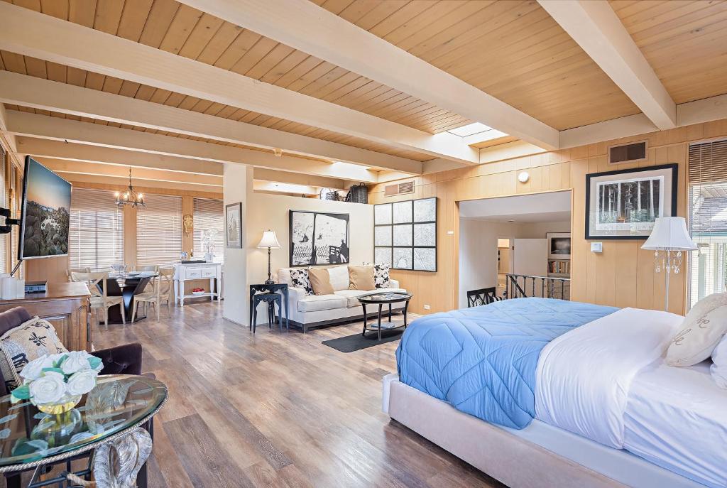 um quarto com uma cama e uma sala de estar em 3797 Pine Place apts em Carmel