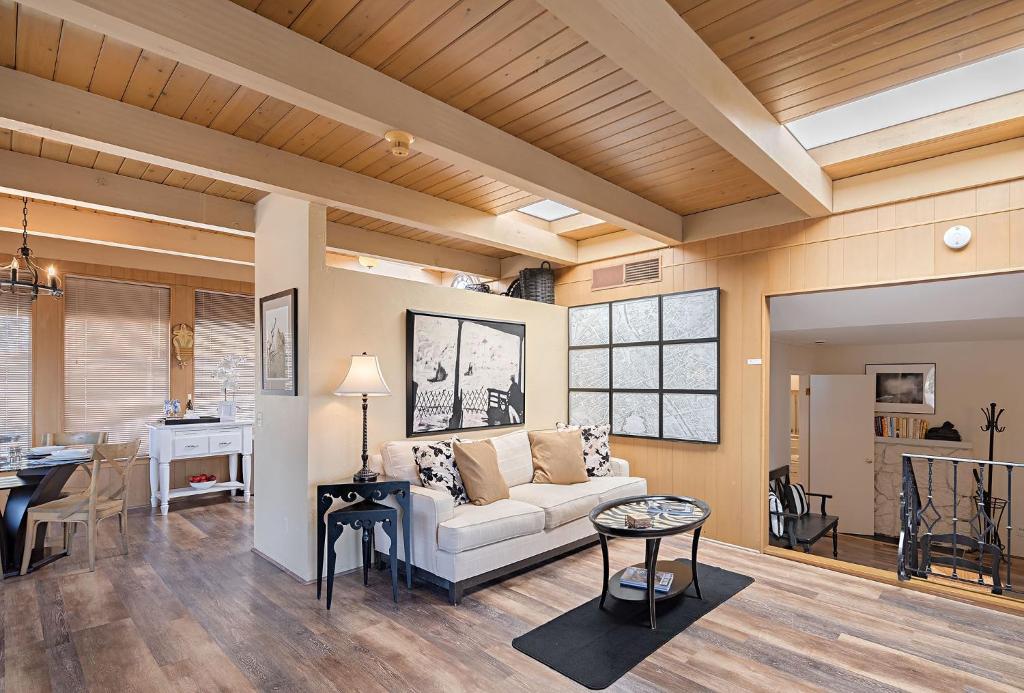 Χώρος καθιστικού στο 3797 Pine Place apts