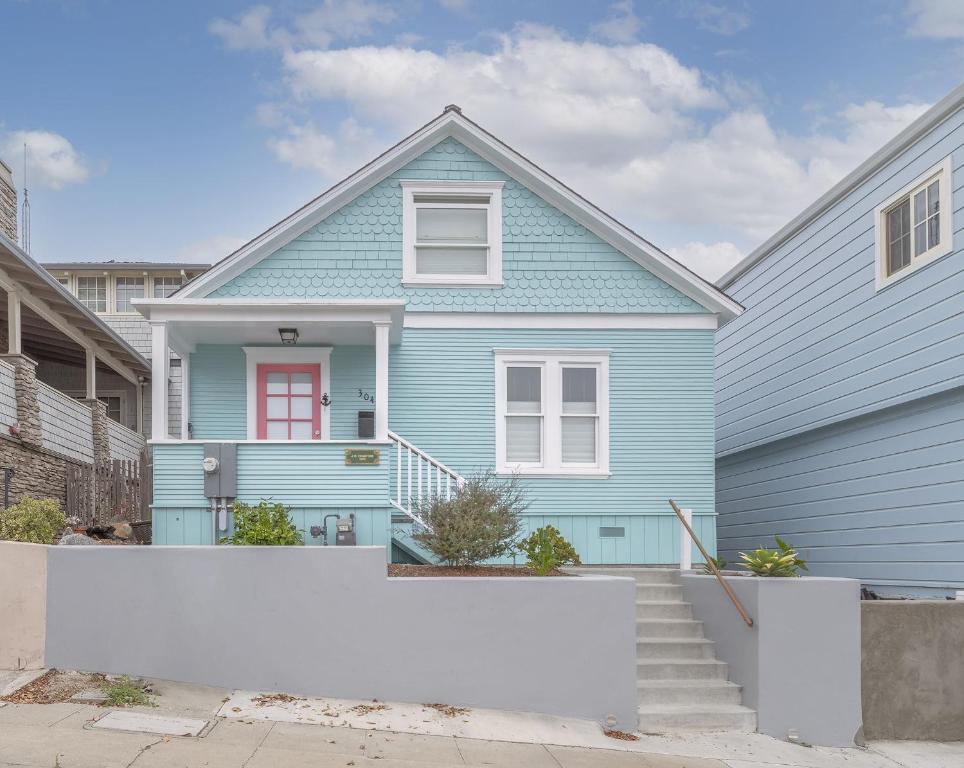 una casa azul con una puerta roja en 3788 The Seagull's Nest home en Pacific Grove