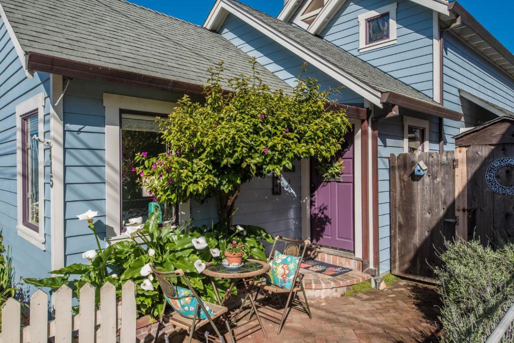 une maison avec une porte violette, une table et des chaises dans l'établissement 3743 Pelican Peaks home, à Pacific Grove