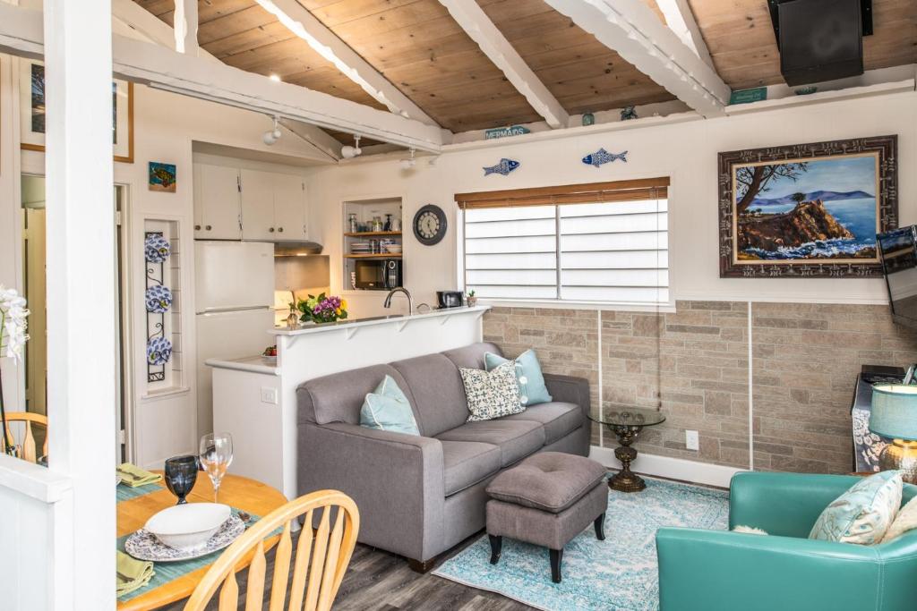ein Wohnzimmer mit einem Sofa und einem Tisch in der Unterkunft 3804 Mermaid Loft home in Pacific Grove