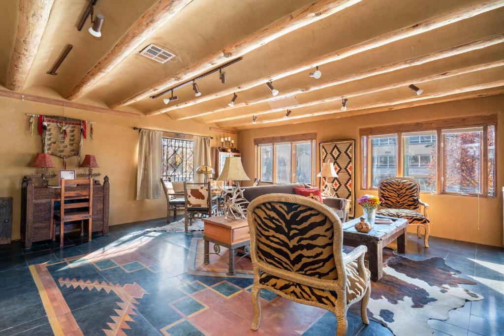 a living room with chairs and a table at Casita Mariposa in Santa Fe