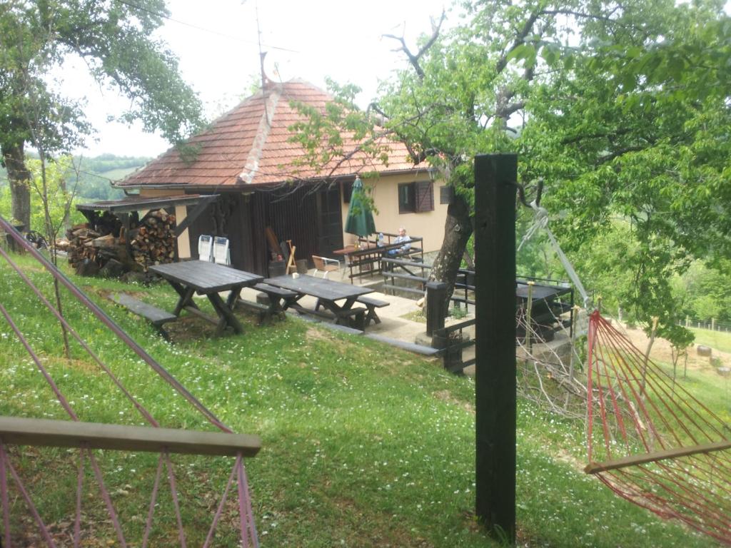 dom ze stołem piknikowym na dziedzińcu w obiekcie Holiday Home Vila Kikovi w mieście Dragolj