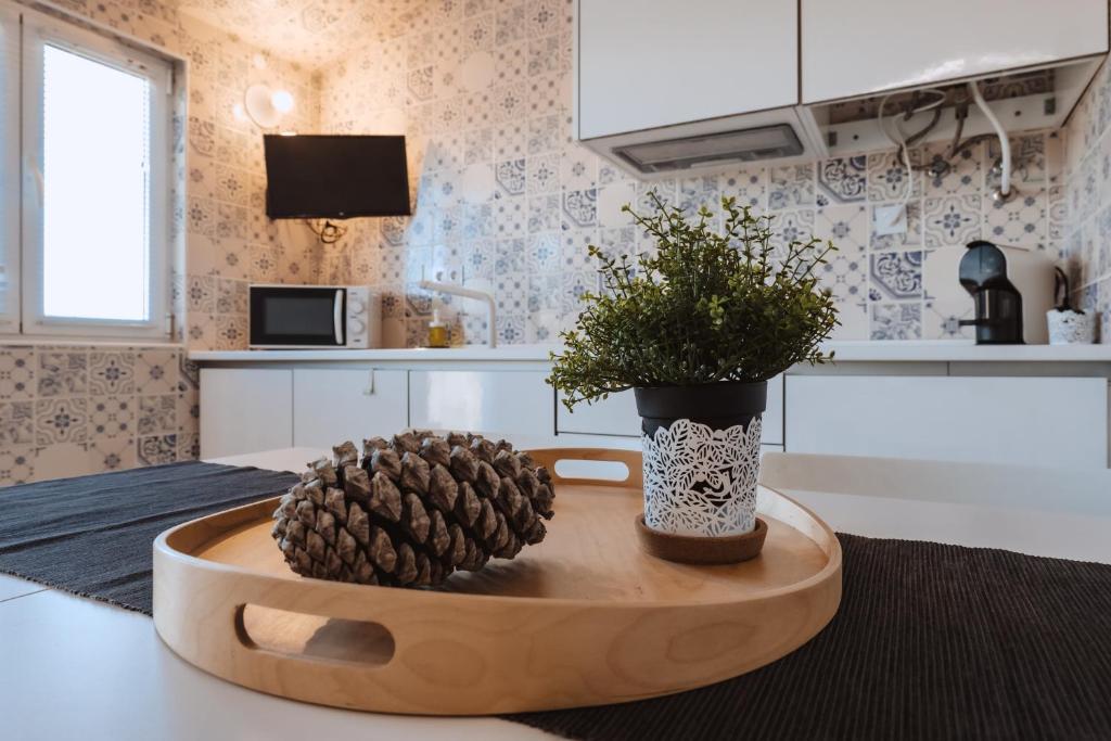 a wooden tray with a pine cone on a table in a kitchen at Encosta d´Óbidos in Óbidos