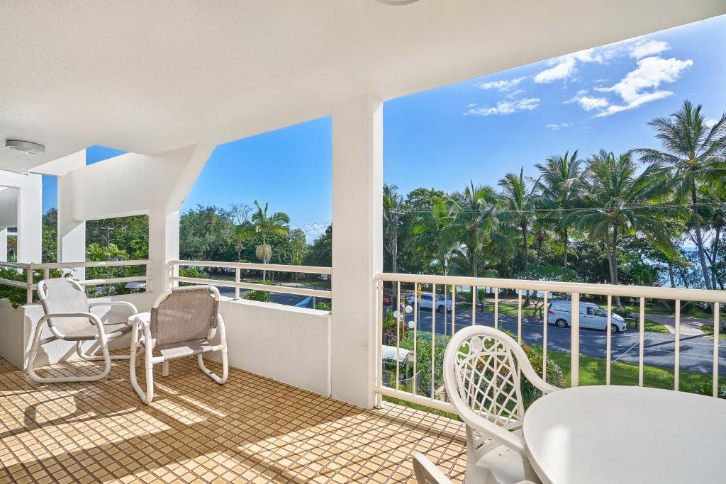 d'un balcon avec des tables et des chaises et une vue sur l'océan. dans l'établissement Private Argosy Apartment, à Clifton Beach