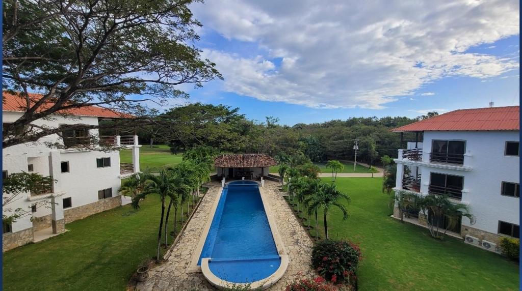 una vista aérea de una piscina en un patio en Condo Golf B3 F3 Hacienda Iguana en Tola