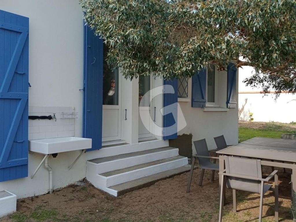 Vonkajšia záhrada v ubytovaní Maison proche mer pour 8 personnes avec terrasse, proche commerces et activités, La Tranche-sur-Mer - FR-1-357-297