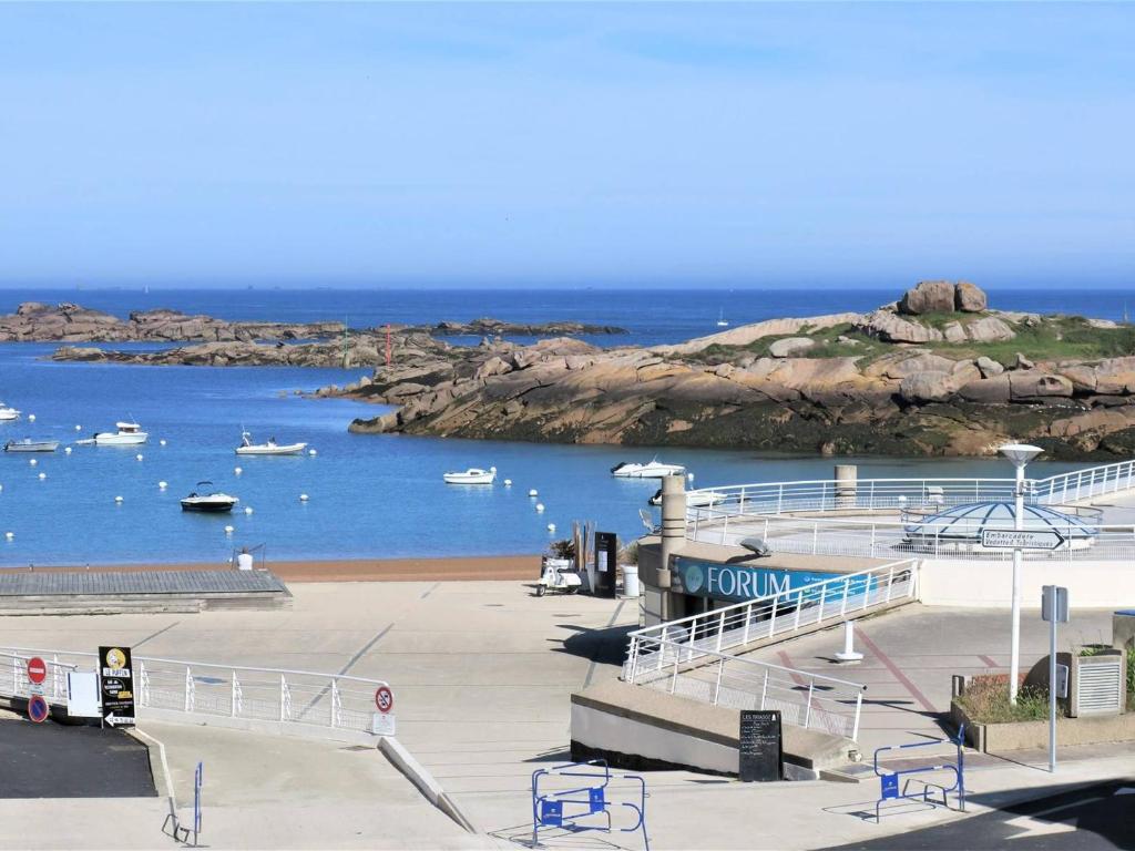 une vue d'un port avec des bateaux dans l'eau dans l'établissement Appartement spacieux avec WIFI et parking à Trégastel, proche plage - FR-1-368-18, à Trégastel