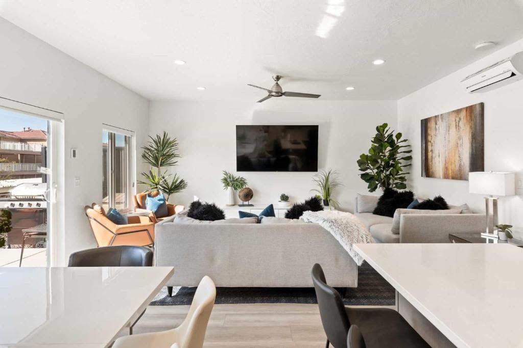 een witte woonkamer met een bank en stoelen bij Family Reunion Fun #13 & #15 home in St. George