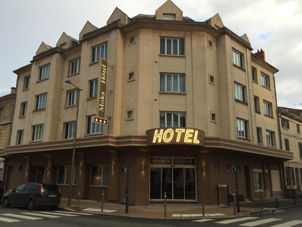 un hôtel au coin d'une rue dans l'établissement Moka Hotel, à Niort