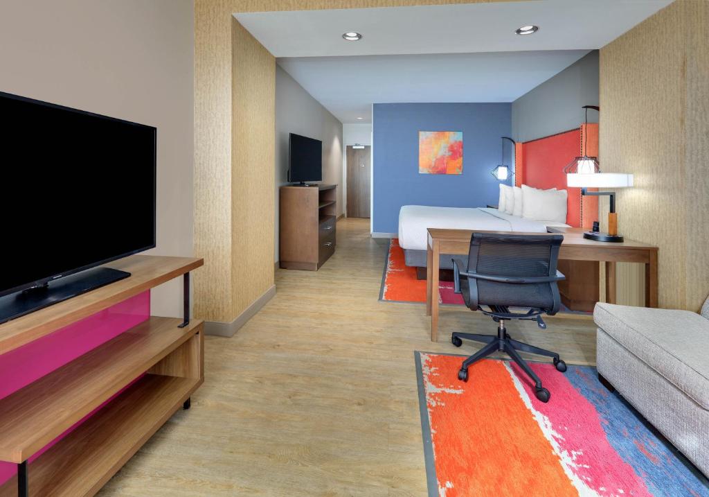 La Quinta Inn & Suites by Wyndham Lakeway - Room De Deluxe King