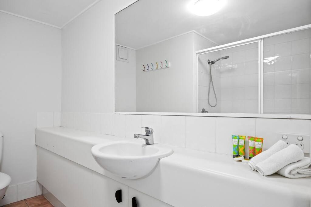 Koupelna v ubytování SeaScape Marcoola 2 Bedroom Beachside Apartment