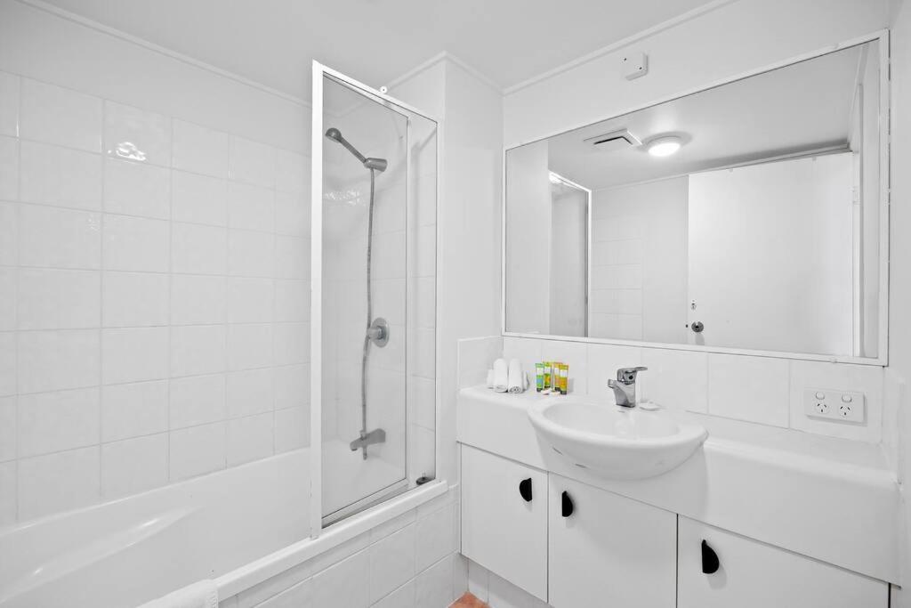 Koupelna v ubytování SeaScape Marcoola 2 Bedroom Beachside Apartment