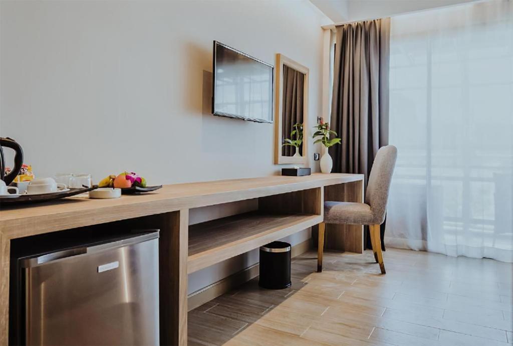 Uma TV ou centro de entretenimento em Days Inn by Wyndham Aonang Krabi
