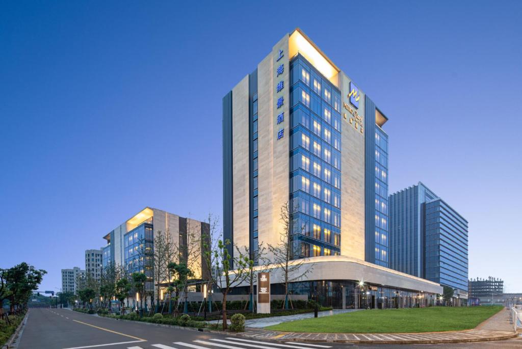 um grande edifício de escritórios com uma rua em frente em Metropark Hotel Hongqiao Shanghai em Xangai