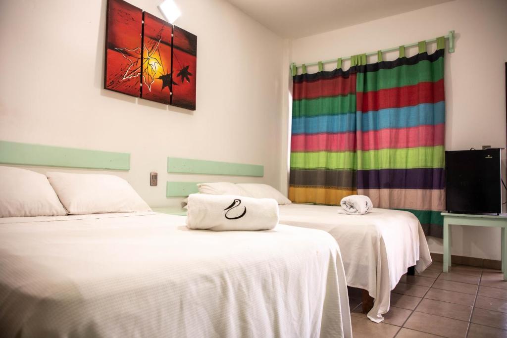Ліжко або ліжка в номері Hotel Playa Zipolite