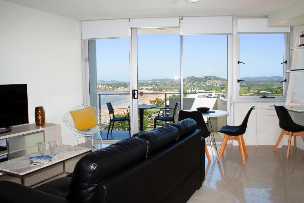 TV a/nebo společenská místnost v ubytování Oshen Holiday Apartments Yeppoon