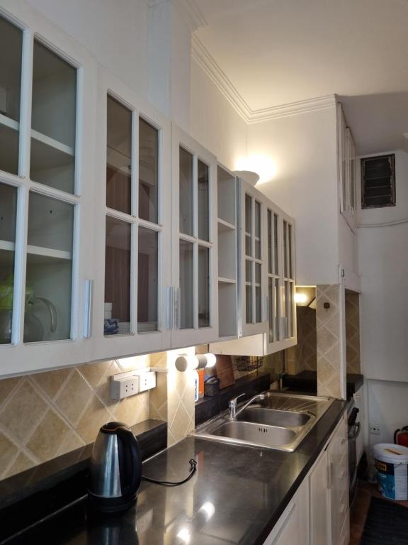 Kuchyň nebo kuchyňský kout v ubytování Best Price Hồ Tây Villa Rooms with Garden & Pool for Long Stay