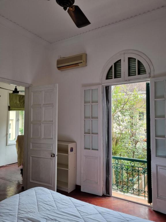 Postel nebo postele na pokoji v ubytování Best Price Hồ Tây Villa Rooms with Garden & Pool for Long Stay