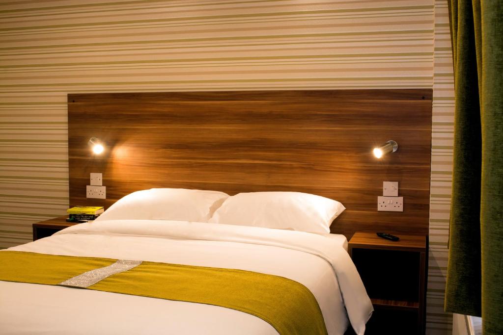 Postel nebo postele na pokoji v ubytování Helix Hotel