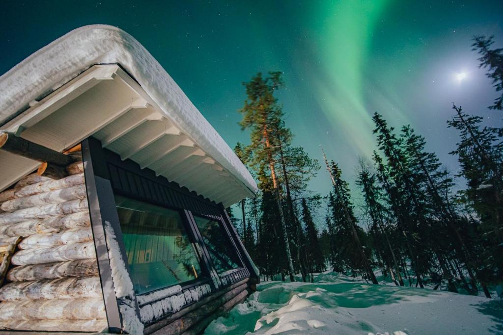 una cabina de observación con la aurora en el cielo en Lapland Lodge, en Tepsa