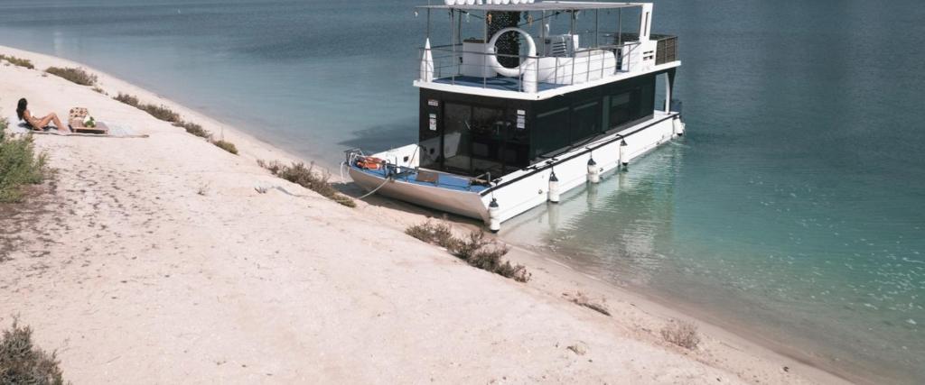 łódź zakotwiczona na plaży obok plaży w obiekcie See villa w Abu Zabi