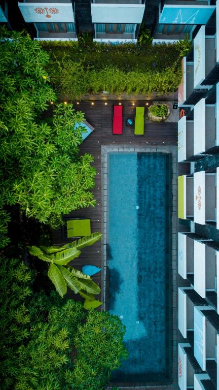 A piscina localizada em Tijili Hotel Seminyak ou nos arredores