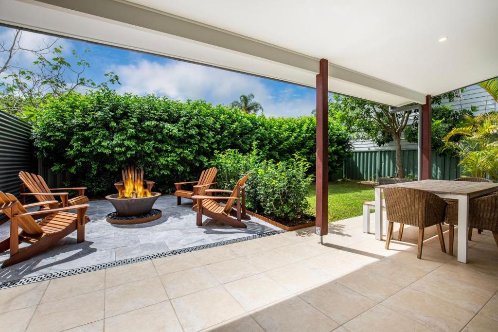 a patio with a table and chairs and a fire pit at Rest Pet Friendly with Outdoor Bath 3 Mins Walk to Beach in Umina