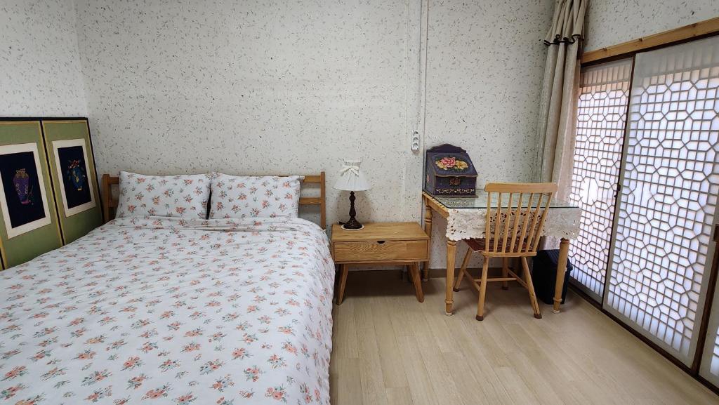 Postel nebo postele na pokoji v ubytování 안동한옥 Shine Wolyeong