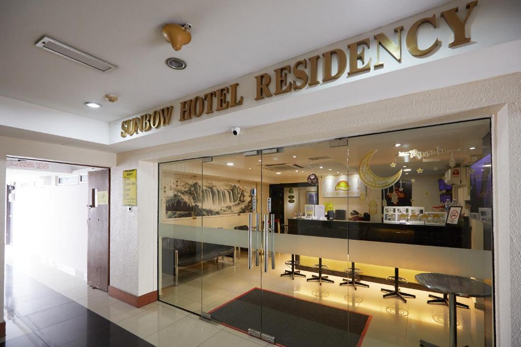 przednia część sklepu z napisem "Rezydencja hotelu na bagnach" w obiekcie SunGold Inn w Kuala Lumpur